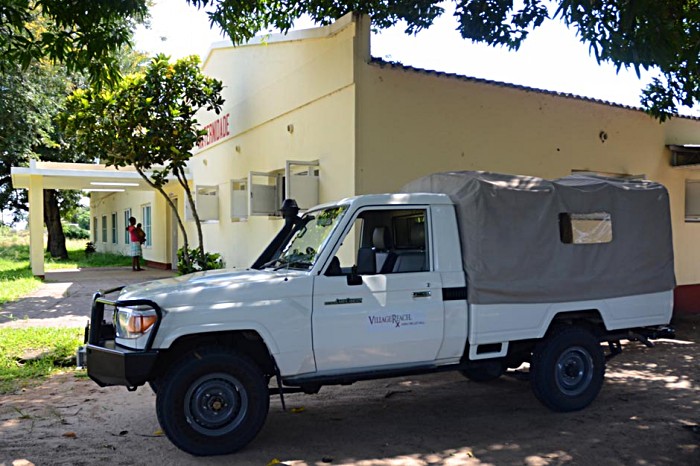 In Manhica district, the local health system runs mobile clinics to ensure life-saving vaccines reach even the remotest village. Today, NGO Village Reach has brought vaccines from Maputo to the Maragra health centre, ready for distribution at Bairro Macendzele, 10 km away.