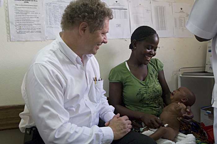 Visiting the immunisation clinic at the Manhica District hospital, 70 km north of Maputo, GAVI CEO Seth Berkley meets mother Magdalena Silva. Her three-month-old daughter Armila is about to receive the first dose of pentavalent vaccine.