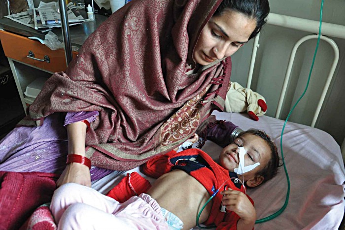 With measles spots still visible on her stomach, two-year-old Falak Naz, is suffering from one of the most frequent complications of common measles infection – pneumonia. Falak’s three older sisters also caught measles but have all recovered. Pakistan’s recent measles outbreak has claimed the lives of some 500 children and is an alarm call for the country’s health authorities, as they struggle to balance routine immunisation with campaigns designed to tackle individual diseases like polio.