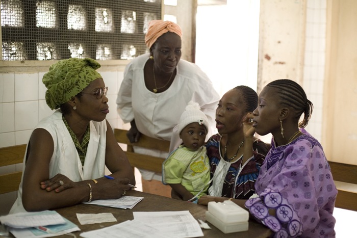 Mothers at the Barumbu Mother & Child Centre in Kinshasa in DR Congo discuss immunisation with a health worker. In 2007, GAVI channelled US$ 88.3 million of IFFIm funds into strengthening health systems.  