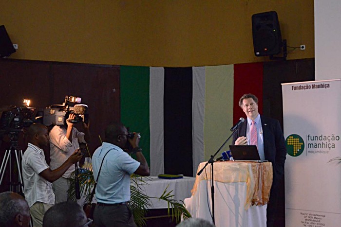 Seth Berkley talks about the "Miracle of Vaccines" to a packed Aula Magna in Maputo University’s Faculty of Medicine. His speech is the centerpiece of the 4th Manhica Foundation seminar. Previous speakers include ex-GAVI Chair Graca Michal.