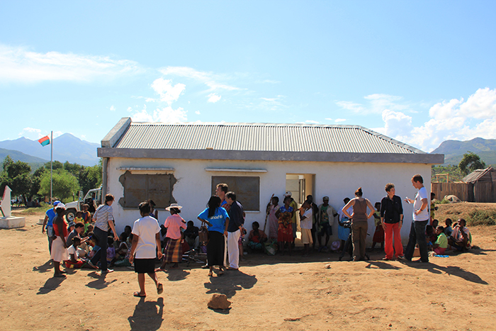 UNICEF staff in blue t-shirts mingle with visiting journalists and mothers waiting to immunise their children at Ankariera. UNICEF is a key member of the GAVI Alliance, helping them to reduce vaccine prices as the world’s largest purchaser of vaccines for developing countries.