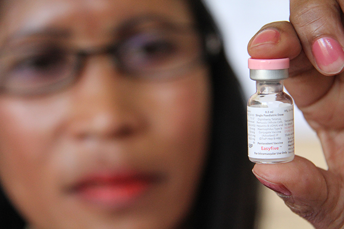 Clarette Raharimanjaka, a midwife, holds up a vial of pentavalent vaccine – “Easyfive” – that protects against five life-threatening diseases – diphtheria, tetanus, pertussis, hepatitis B, and Haemophilus influenzae type B (HiB).