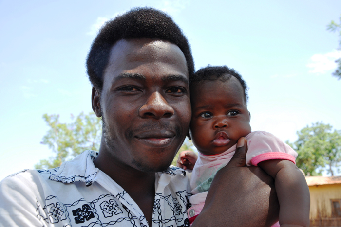 On World Pneumonia Day, November 12, Kingsley Kuthu brought his four month-old daughter Ngesa to watch the street carnival in Lilongwe, organised to celebrate the launch in Malawi of pneumococcal vaccines. The new vaccines will protect children like Ngesa from pneumococcal disease, the leading cause of pneumonia. 