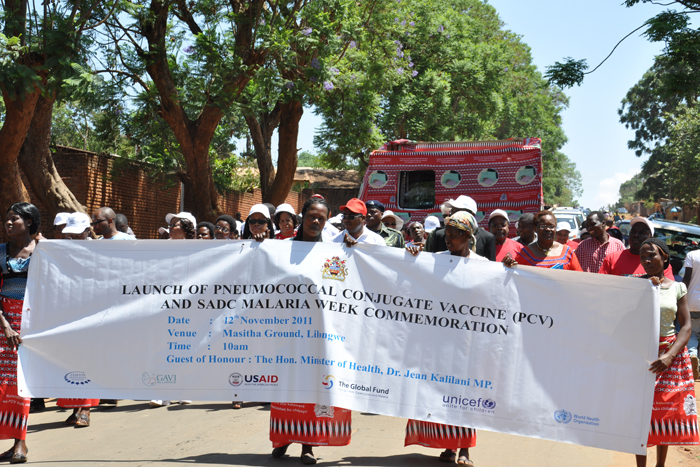 A colourful carnival through the streets of the Malawian capital Lilongwe on World Pneumonia Day, November 12, led the way to the ceremonial launch of pneumococcal vaccines, which will protect children in the country against the leading cause of pneumonia. Crowds danced to traditional Malawian music celebrating this milestone in the fight against pneumonia.