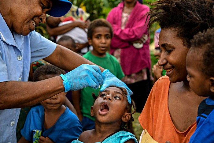 At Malahang health clinic near Lae in Morobe Province, a health worker administers the oral polio vaccine (OPV) at a supplementary vaccination session targeting children under five years. As part of the health ministry’s response to Papua New Guinea’s (PNG) recent polio outbreak, four additional rounds of OPV vaccination are planned in Morobe, Madang and Eastern Highlands provinces.