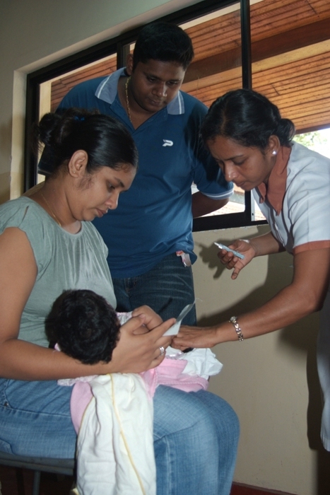 Tarini’s father Asela watches as his son is vaccinated. Unlike many other developing countries, it is common for Sri Lankan fathers to take an active interest in their children’s healthcare. “Fathers are very concerned about their children’s health,” says Chandrika Kumari Megahakotuwa, midwife at Pittakotte. 