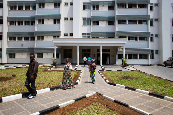 Ocean Road Cancer Institute in Dar es Salam is the only specialised facility for cancer treatment in Tanzania. It is a service that Tanzanian women increasingly need: 90% of women who die from cervical cancer live in developing countries, in part due to the lack of early screening resources.