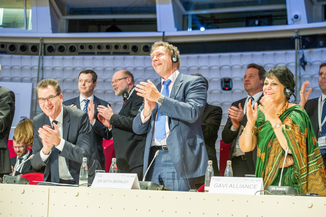 Federal Minister for Development Gerd Muller, Gavi CEO Seth Berkley and Gavi Deputy CEO Anaradha Gupta pictured at the moment pledges to Gavi reached US$ 7.5 billion. Credit: GAVI/2015/Oscar Seykens