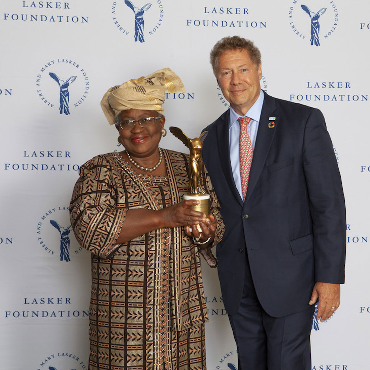 Ngozi Okonjo-Iweala, Gavi Board Chair and Seth Berkley, Gavi CEO, receiving the 2019 Lasker~Bloomberg Award. Credit: Ellen Jaffe/2019