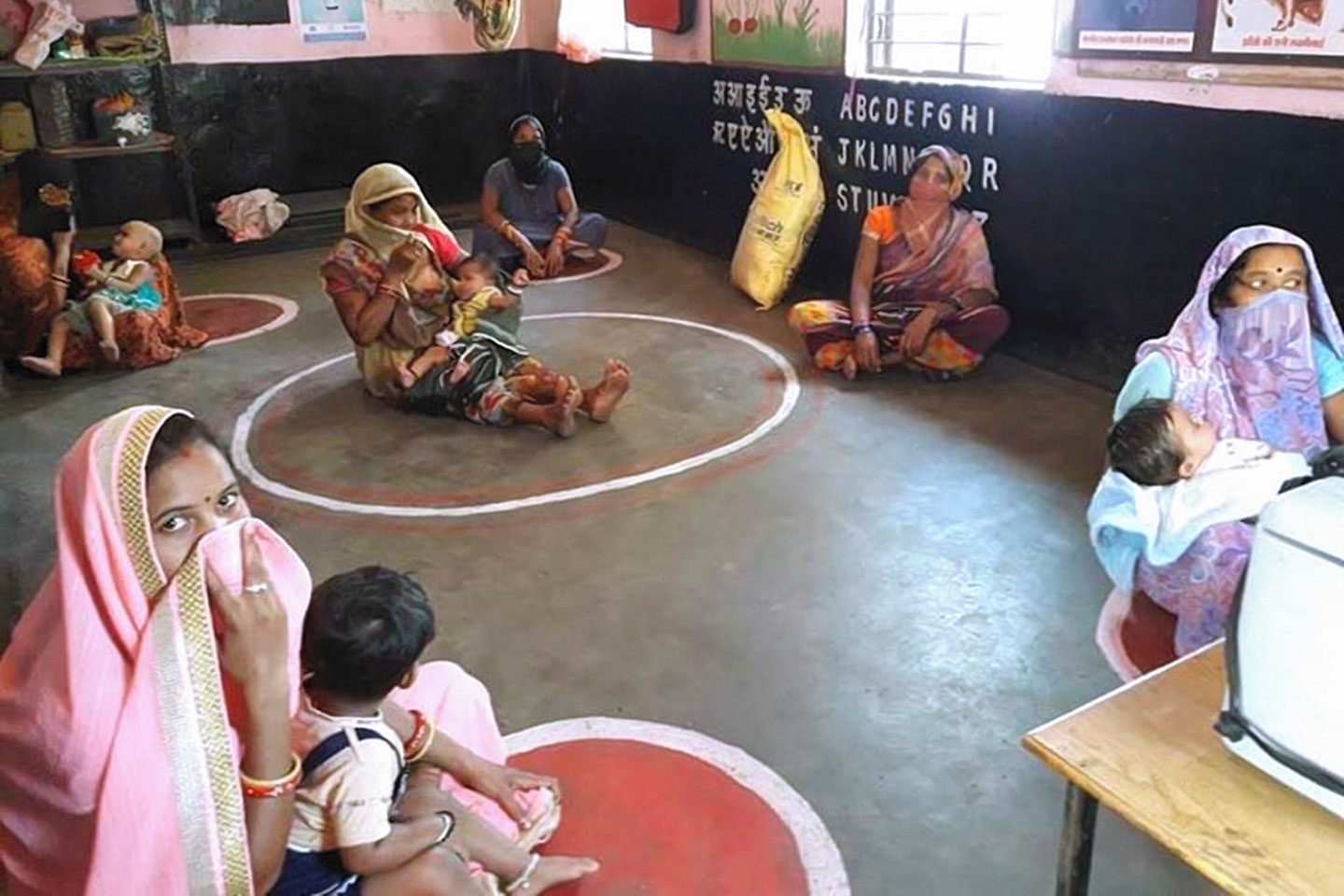 Des mères respectent la distanciation sociale lors d'une vaccination de routine en Inde, Raipur. Crédit: Anjali Ray/2020.