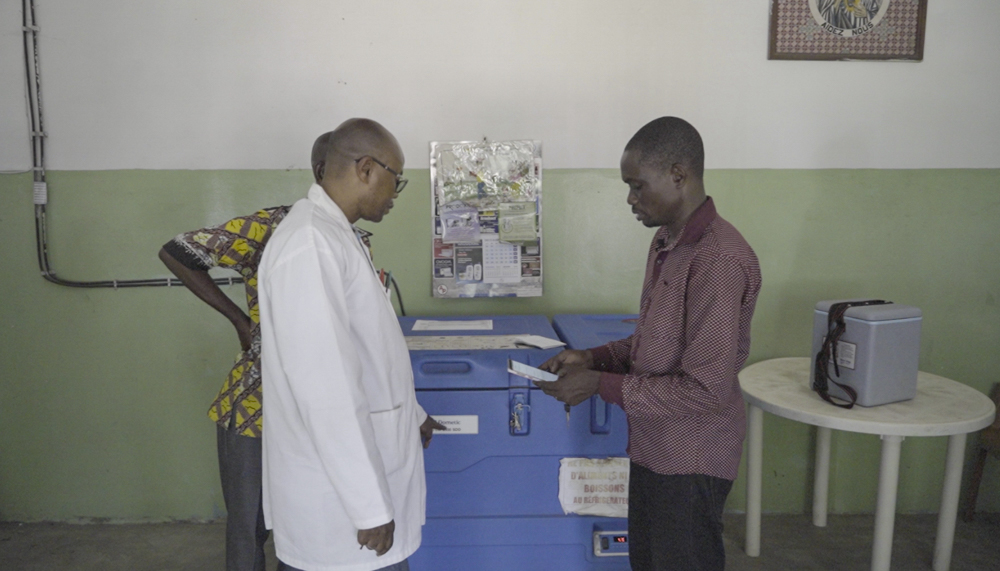 A health worker using the Mashako Plan app to monitor the cold chain in a remote health center if DRC. Credit: Gavi/2020.