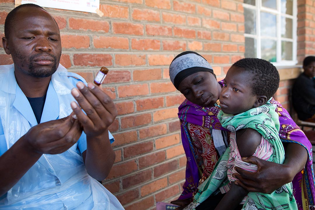 Un personnel de santé administre le vaccin contre la rougeole et la rubéole. Crédit: Karel Prinsloo