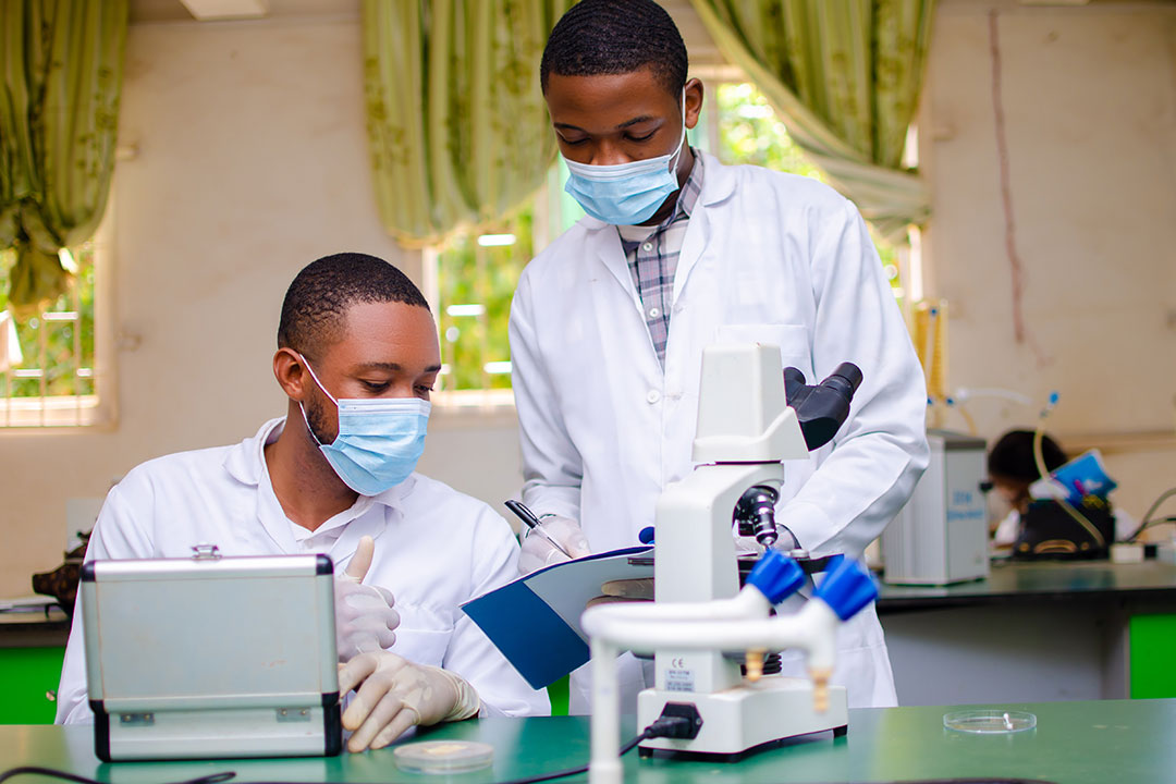 Techniciens travaillant dans un laboratoire