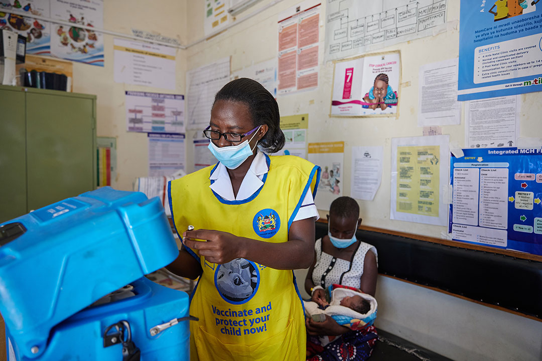Emily Obuya, Nursing Officer retrieves a vial from a vaccine carrier at the Ahero County Hospital in Kisumu, Kenya. Gavi/2021/White Rhino Films-Lameck Orina