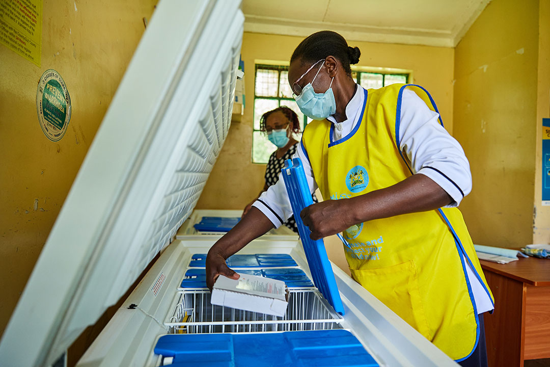 Janet Mula, infirmière du PEV, récupère des flacons de vaccin contre le paludisme dans un réfrigérateur de l'hôpital du comté de Malava, à Kakamega, au Kenya. Crédit : Gavi/2021/White Rhino Films-Lameck Orina