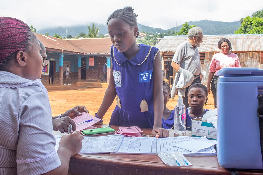 « Un moment charnière » : la Sierra Leone met le vaccin contre le VPH à la disposition des filles à travers le pays. Plus de 150 000 filles à travers la Sierra Leone auront accès au vaccin contre le VPH après que le gouvernement l'aura introduit dans le programme de vaccination systématique. Gavi/2022/Joshua Kamara