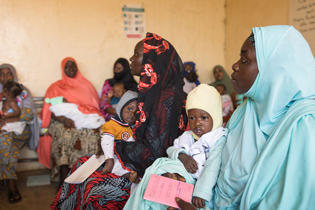 Des mères attendent avec leurs enfants pour recevoir une première dose de vaccin contenant la diphtérie, le tétanos et la coqueluche au CSI Madina, un centre de santé de Niamey, au Niger. Gavi/2022/Isaac Griberg