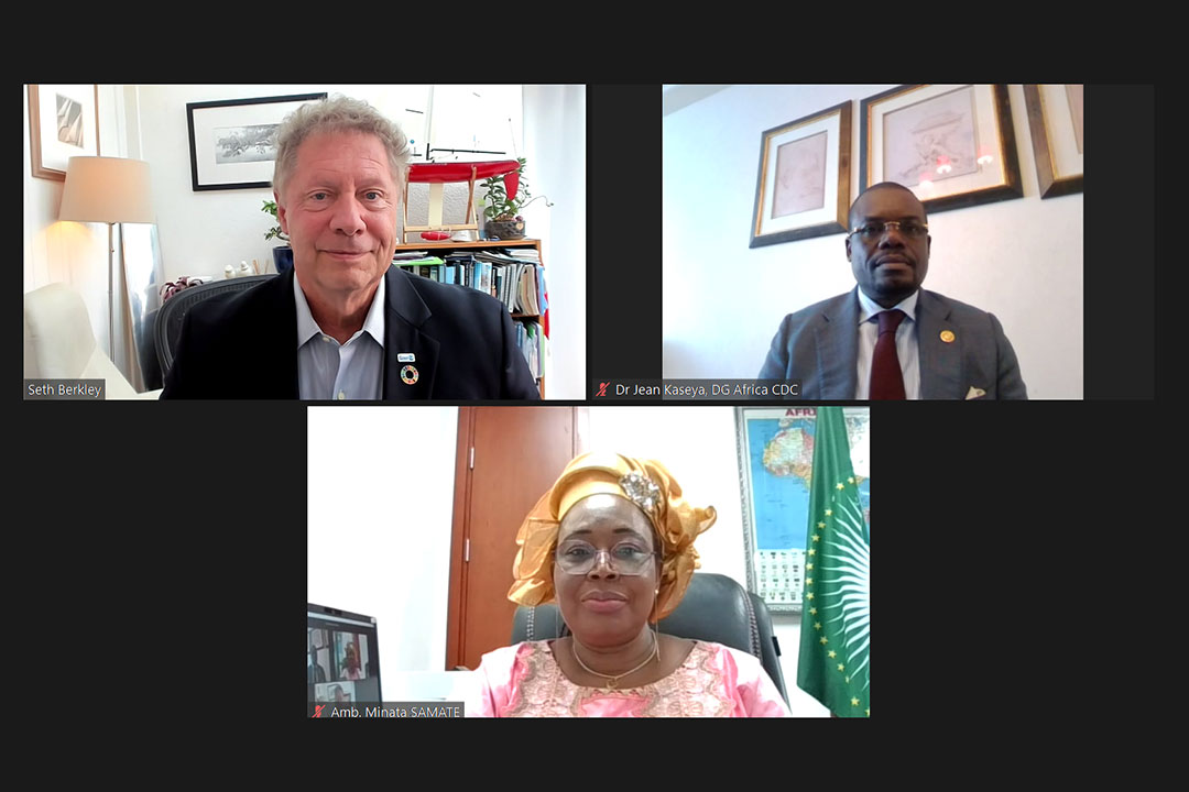Dr Seth Berkley, Directeur exécutif de Gavi (en haut à gauche), Dr Jean Kaseya, directeur général du Centre africain de contrôle et de prévention des maladies (CDC Afrique), (à droite) et Amb. Minata Samate Cessouma (ci-dessous) lors de la signature virtuelle du protocole d'entente lundi.