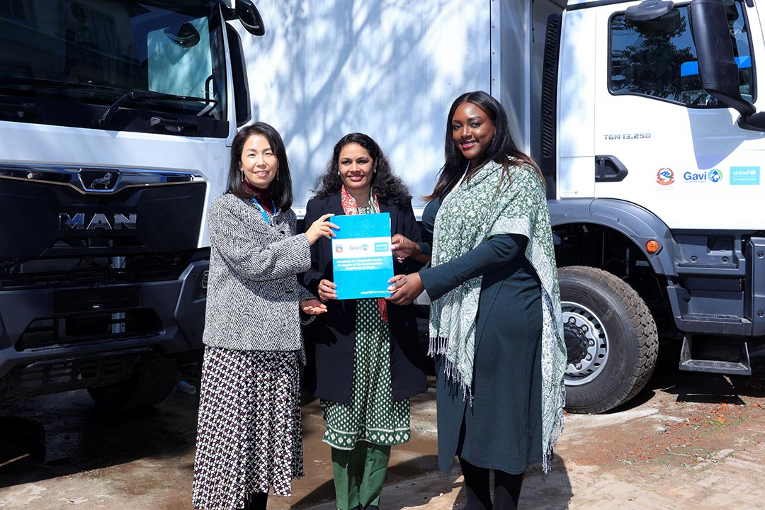 Madame Jee Hyun Rah, Représentante Adjointe de l'UNICEF (à gauche) et Madame Temidayo Ogunrinu, Gestionnaire Senior pour le Népal chez Gavi (à droite) avec le Dr Sangeeta Kaushal Mishra, Directrice Générale des Services de Santé (au centre), lors de la cérémonie de passation vendredi. © UNICEF Népal/2024/LNgakhusi