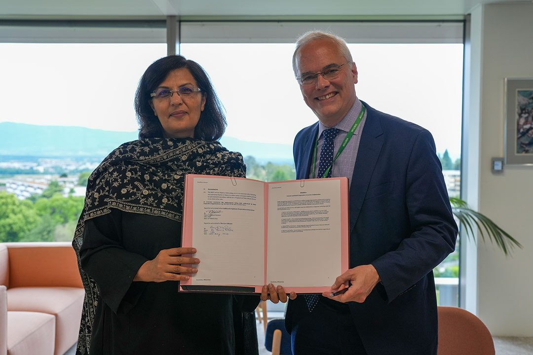 Memorandum of Understanding (MoU) signing with Richard Hatchett, CEO of CEPI (right) and Dr Sania Nishtar, CEO of Gavi, the Vaccine Alliance (left). Credit: Gavi