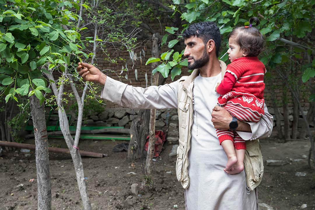  Rani, 23 ans, vit dans le village de Turbidi, province de Parwan, en Afghanistan. Sa fille Tahmina, âgée de 11 mois, a été vaccinée contre la diphtérie, le tétanos et la polio. Gavi/2023/Oriane Zerah