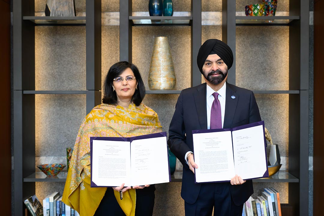 Agreement was signed by Dr Sania Nishtar, Gavi CEO, and Ajay Banga, World Bank Group President. Credit: World Bank Group
