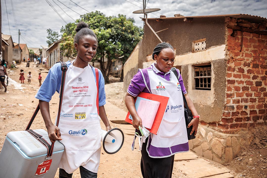 Les activités de sensibilisation contribuent à améliorer les taux de mise à jour de la vaccination en milieu urbain. Gavi/2024/Jjumba Martin
