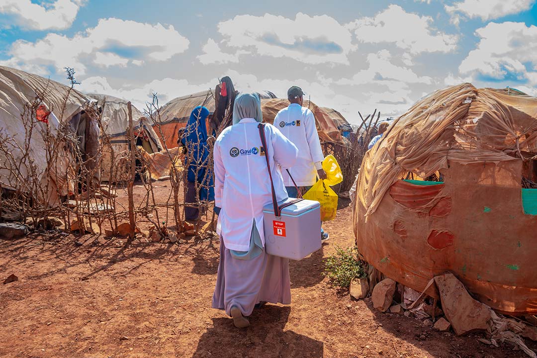 Health workers navigate through Walaag 1 IDP camp on their way to the outreach facility to begin the vaccination process. This is part of the Reach Zero Dose Children (ZDC) campaign in Somalia, aimed at identifying vaccinating children who have not received any vaccines, or missed communities by healthcare systems. Gavi/2024/Mohamed Abdihakim Ali