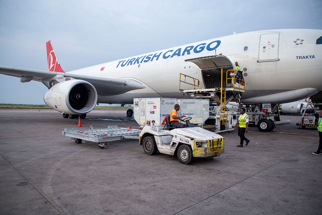Unloading of 200,000 doses of MVA vaccine at Kinshasa International Airport in DR Congo on 7 February 2025. © UNICEF/UNI732317/Ndomba Mbikayi