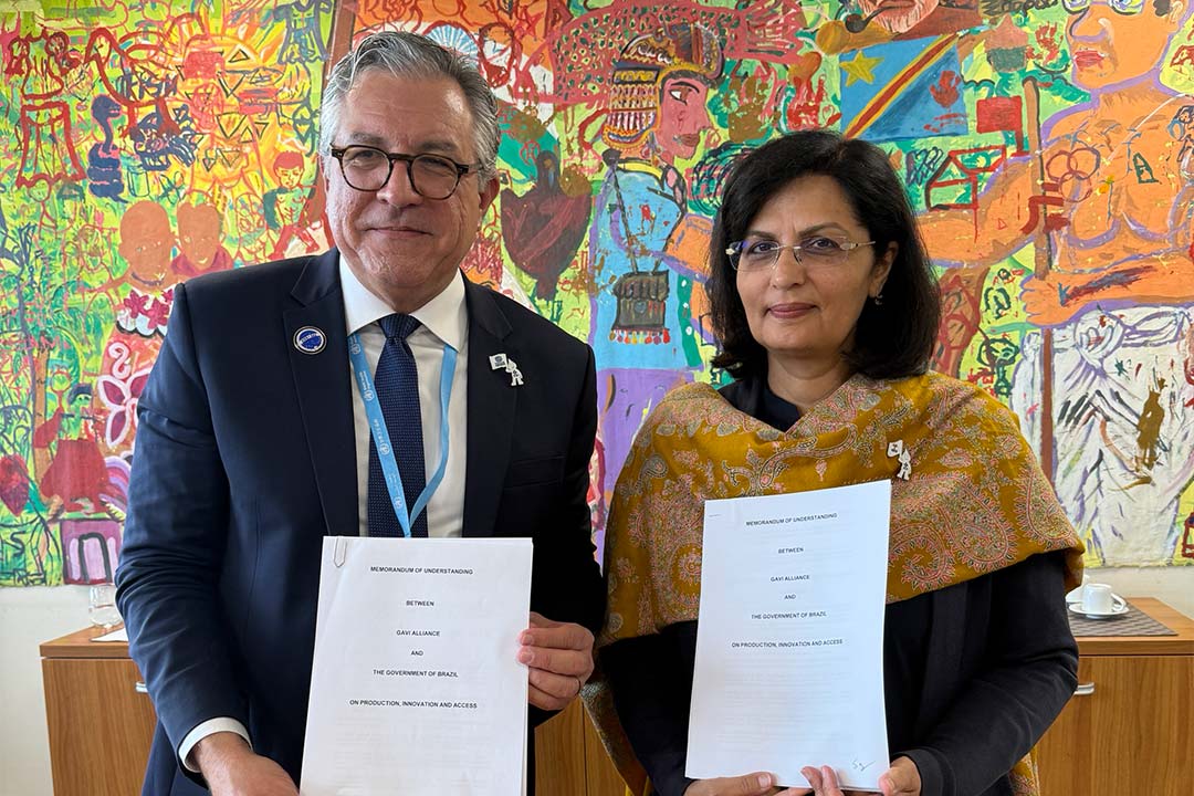 Brazil’s Minister of Health, Dr Alexandre Padilha, and Dr Sania Nishtar, the CEO of Gavi, the Vaccine Alliance. Gavi/2025