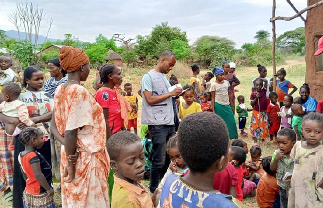 A Burji Zone health worker&nbsp;conducts systematic community mapping to pinpoint areas with high concentrations of ‘zero-dose’ children. Photo credit:&nbsp;EOC-DICAC/Koratu Yosef/2025