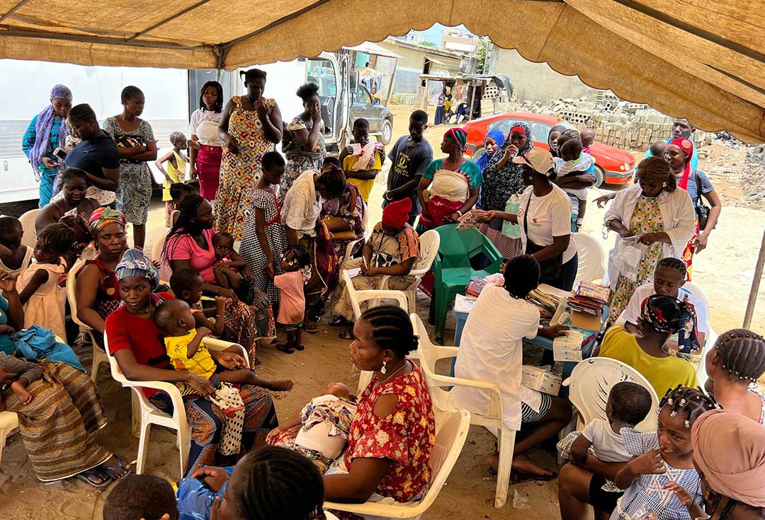 In Abobo West District, Côte d’Ivoire, a social mobilisation and community engagement session on vaccination is conducted by civil society organisation (CSO) L'Association pour le Développement Socio-sanitaire Rural (ADSR). Photo credit: FENOS-CI/2025/AHO Herbert Ayepo