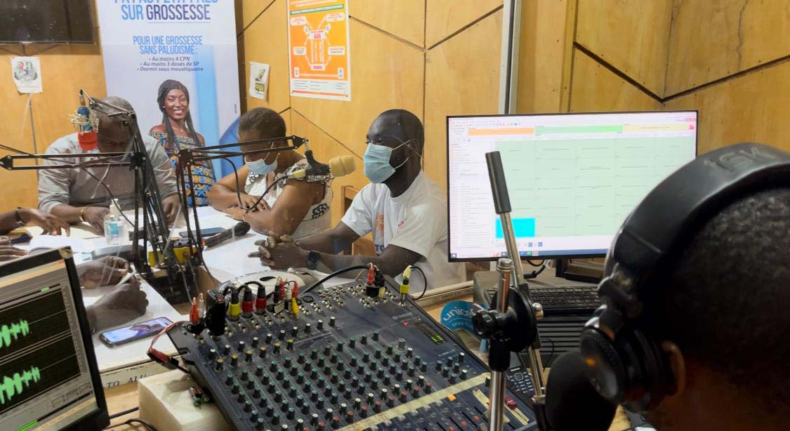 Radio Abobo FM, located in the Abobo West district of Côte d’Ivoire, hosts a radio programme in collaboration with nongovernmental organisation (NGO) Solidarité to support National Polio Vaccination Days. Photo credit: FENOS-CI/2025/AHO Herbert Ayepo