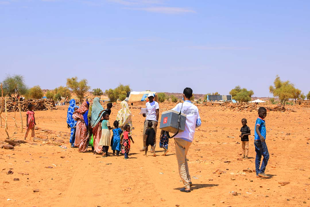 Door-to-door vaccination campaign by NGO  Organisation Sage Femmes au Service de la Sante de la Reproduction (OSFSR) in a remote area of Tagant, Mauritania. Teams travelled over 180 km to reach isolated communities, 650 km from the capital, Nouakchott. Photo credit: OSFSR/2025