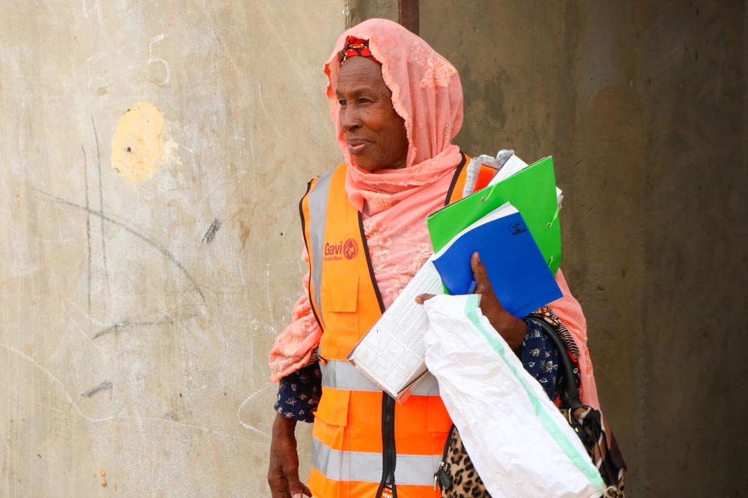 Maimouna, a community health worker in the municipality of El Mina in Mauritania, prepares to visit children identified for immunisation during a mobile outreach event delivered by NGO Santé Global. Photo credit: Santé Global/2025/Adama Thimbo
