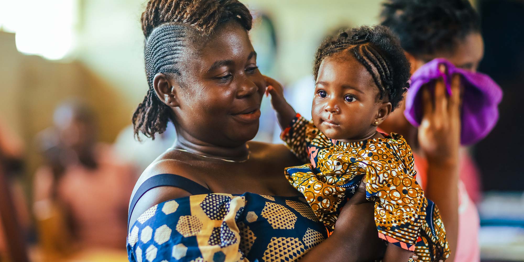 Mère et nourrisson au Centre de santé de Waterloo en Sierra Leone. Gavi/2024/Dominique Fofanah