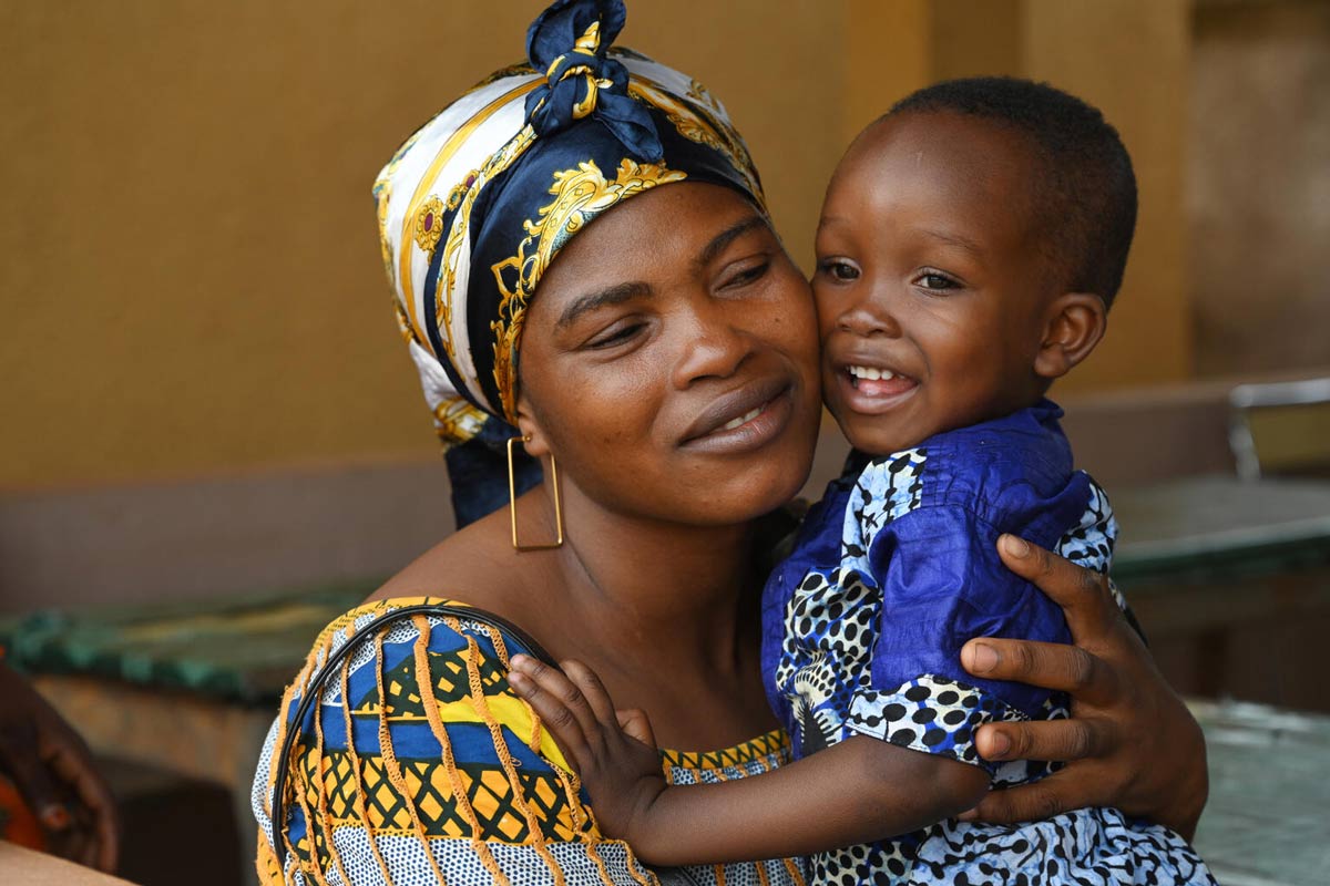 Une mère avec son enfant au centre de santé Pietro Bonili, au nord-ouest de la Côte d'Ivoire. Crédit : UNICEF/UN0841737/Dejongh