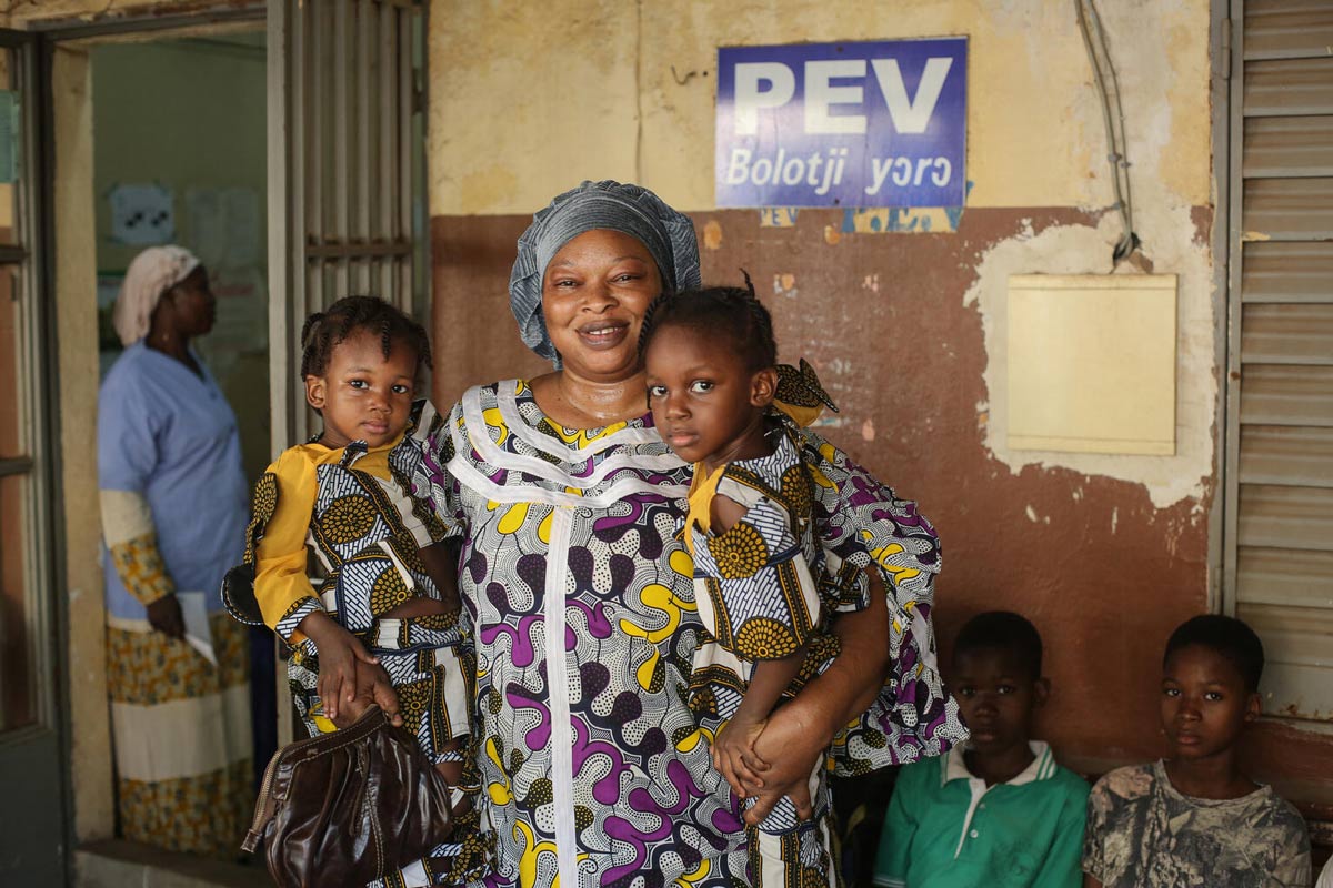 Une mère et ses enfants au Mali. Crédit : UNICEF/UNI548466/Keïta