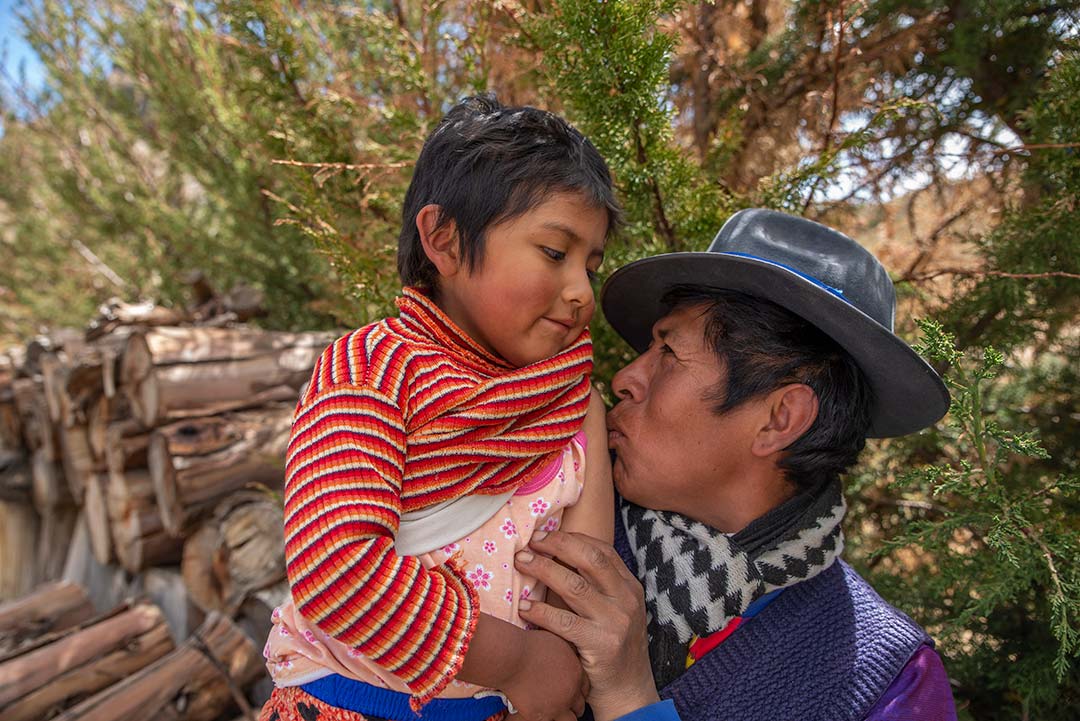 Teodoro Martin Laruta Limachi, 43 ans, pêcheur et son enfant Teo Laruta, 6 ans, qui a désormais terminé tout le calendrier de vaccination et reçoit un rappel contre la rougeole. Gavi/2023/Sara Aliaga Ticona