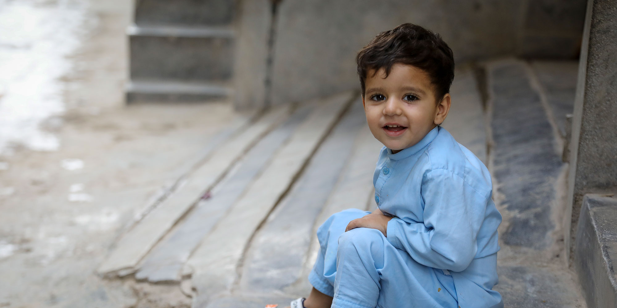 "Mon fils a récemment été vacciné contre la rougeole et la polio. Je suis heureux qu'il soit désormais en sécurité." Alamgir, père de Fazain, deux ans. Crédit : Gavi/2023/Asad Zaidi