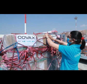 COVAX delivery of COVID-19 vaccines to Nepal. © UNICEF/UN0430537/2021.