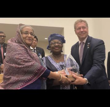 Image: Prime Minister of Bangladesh receives 2019 Vaccine Hero Award