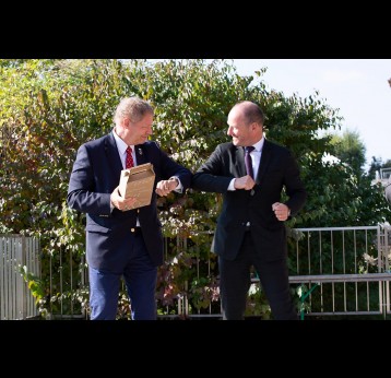 Le Directeur exécutif de Gavi, le Dr Seth Berkley, cogne les coudes avec le président du Conseil d'État genevois, Serge Dal Busco