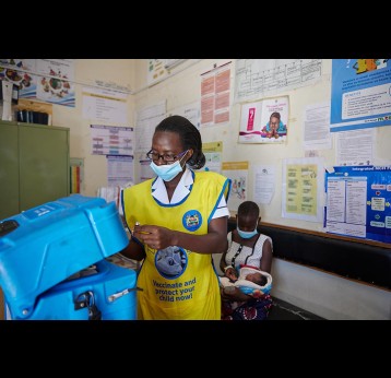 Emily Obuya, Nursing Officer retrieves a vial from a vaccine carrier at the Ahero County Hospital in Kisumu, Kenya. Credit: Gavi/2021/White Rhino Films-Lameck Orina