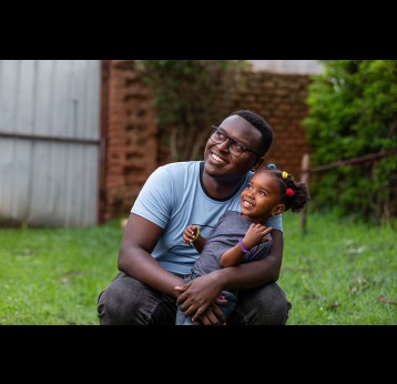  Olivier (29 ans) tenant dans ses bras sa fille Krystal (4 ans) à leur domicile situé à Kigali au Rwanda. Crédit: Gavi/2023/Isaac Nkinzingabo RUDAKUBANA