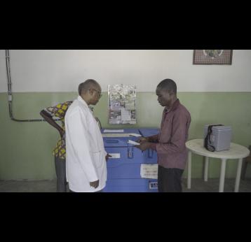 A health worker using the Mashako Plan app to monitor the cold chain in a remote health center if DRC. Credit: Gavi/2020.