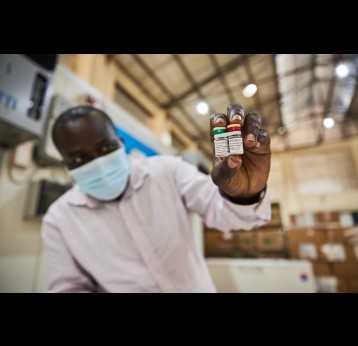 85 / 5,000 Translation results Flacons contenant le vaccin contre le paludisme Mosquirix au dépôt régional de vaccins de Kisumu, au Kenya. Gavi/2021/White Rhino Films-Lameck Orina