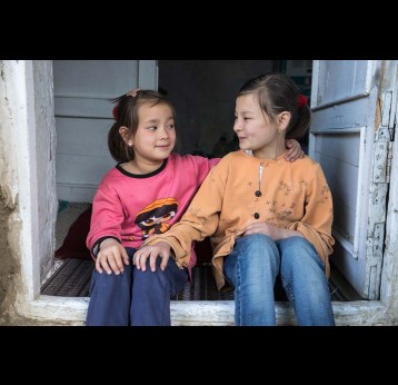 Zahra, 9, and Zainab, 7, received DTP and polio vaccines, Afghanistan. Credit: Gavi/2023/Oriane Zerah