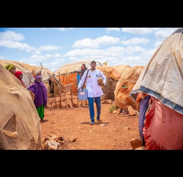 A health worker carries the portable cooler for vaccines to reach children who have not received any vaccines, or missed communities by healthcare systems. Gavi/2024/Mohamed Abdihakim Ali